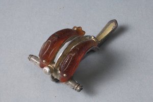 Fibule avec dauphins (cornaline, or et argent) - Roman Imperial Period